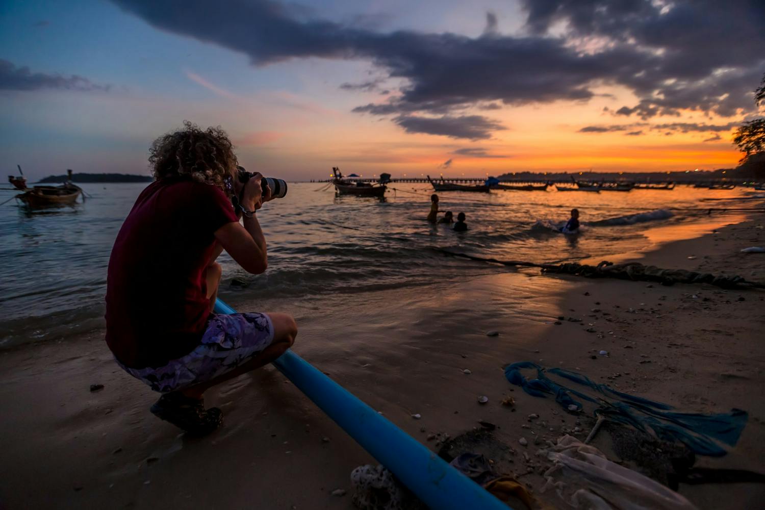 Fotograf med teleobjektiv.